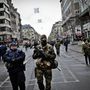 Rendőrök és katonák Brüsszel belvárosában. Egész hétvégén fenntartották a legmagasabb fokú riasztást.