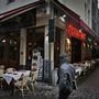 Bezárt a boltok többsége és nem nyitottak ki az éttermek sem Brüsszel belvárosában a hétvégén. A helyiek az Index riportereinek azt mondták,  sosem látták még ilyen kihaltnak a várost.