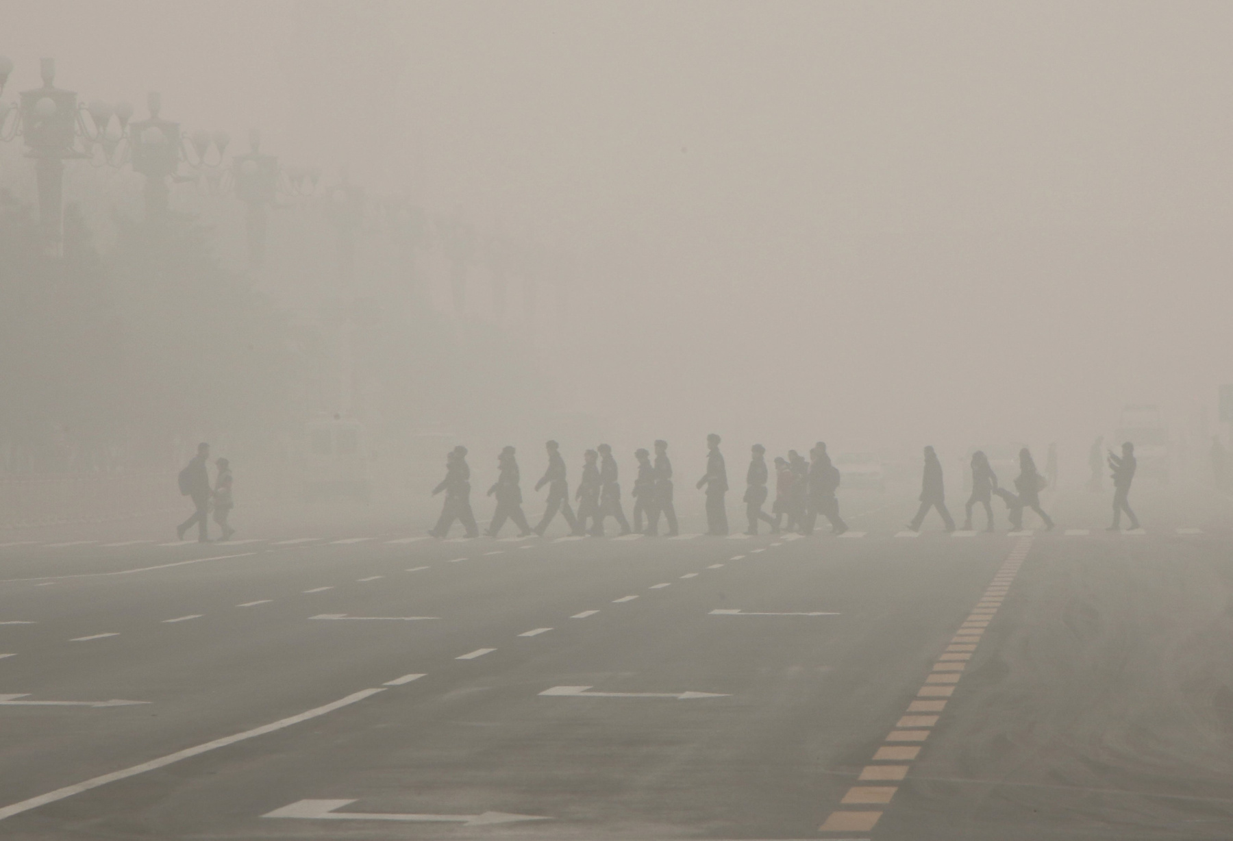 Maszkos séta egy pekingi parkban. Kék eget is tud csinálni Kína Peking fölé, ha nagyon megerőltetik magukat. Szeptemberben például sikerült két napra kitisztítani a város levegőjét.