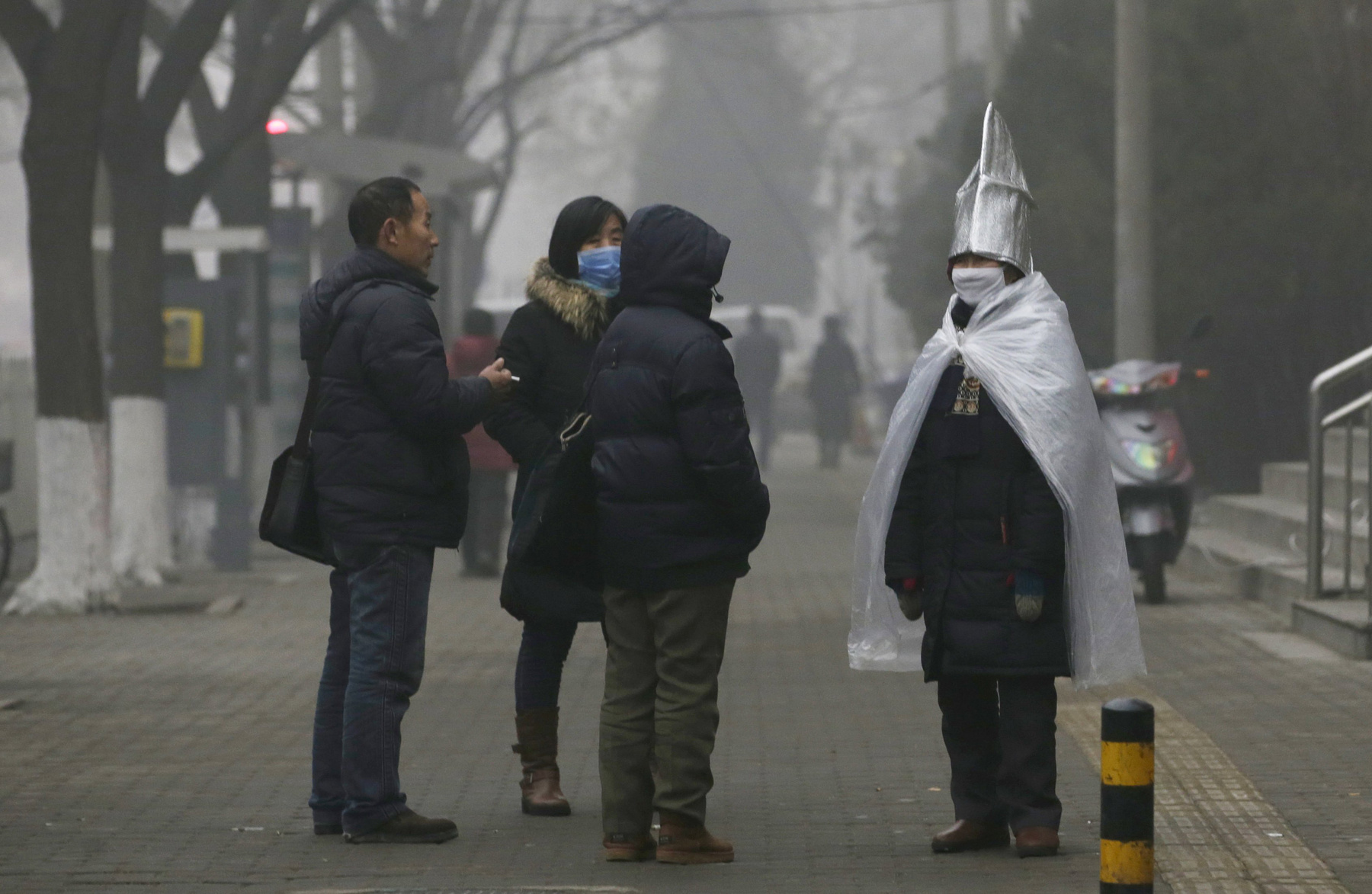 Maszkos séta egy pekingi parkban. Kék eget is tud csinálni Kína Peking fölé, ha nagyon megerőltetik magukat. Szeptemberben például sikerült két napra kitisztítani a város levegőjét.