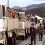 Bosnyák családok az ENSZ-konvoj járművein valahol Srebrenica és Tuzla között. Ekkor, 1993 márciusában, az ENSZ-csapatok 2000 muszlimot menekítettek ki a szerb erők által ostromolt Srebrenicáról. Két évvel később a nemzetközi közösség késlekedésével asszisztált az itt elkövetett tömeggyilkossághoz: Ratko Mladič fegyveresei 8000-nél is több bosnyákkal végeztek a kelet-boszniai városban 1995 májusában.