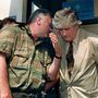 Ratko Mladić és Radovan Karadžić egyeztet Francis Briquemont, az ENSZ-egységek belga vezetőjével való egyik '93-as tárgyalásuk után. Jelenleg mindkét, háborús bűnök elkövetésével vádolt boszniai szerb vezető börtönben várja a hágai nemzetközi Törvényszék ítéletét.