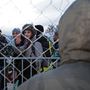 Marokkói menekült figyeli, ahogy a szerencsés szírek átlépik az orra előtt a határt.