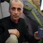 Az iráni zoroasztriánus megmutatja azt a szent könyvet, amit hazájában nem mer elővenni