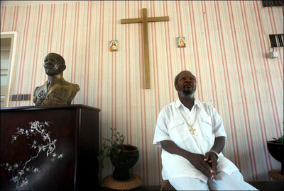 Bokassa végül hazatért 1984-ben, majd 1993-ban hat évnyi börtön után szabadult, Visszahúzódva élt, áttért a kereszténységre is. A fénykép halála előtt pár hónappal,1996-ban készült Afrika utolsó császáráról.