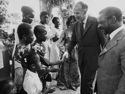 Bokassa végül hazatért 1984-ben, majd 1993-ban hat évnyi börtön után szabadult, Visszahúzódva élt, áttért a kereszténységre is. A fénykép halála előtt pár hónappal,1996-ban készült Afrika utolsó császáráról.