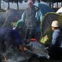 Néhány táborban, például az élelmes nepáliaknál a menekültek maguknak főztek, részben az erdőben szedett alapanyagokból.