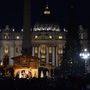 Vatikánban a Szent Péter téren összegyűlt tömeg csodálja a karácsonyi fényeket.