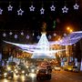A karácsonyi előkészületek már javában megkezdődtek az elmúlt hetekben a karácsonyi fényfüzérek felhelyezésével a világ szinte minden táján. A képen Grúzia fővárosa, Tbiliszi látható.
