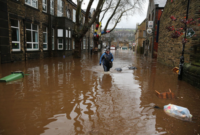 Mentőcsapatok kerülgetik a víz alá került járműveket York utcáin.