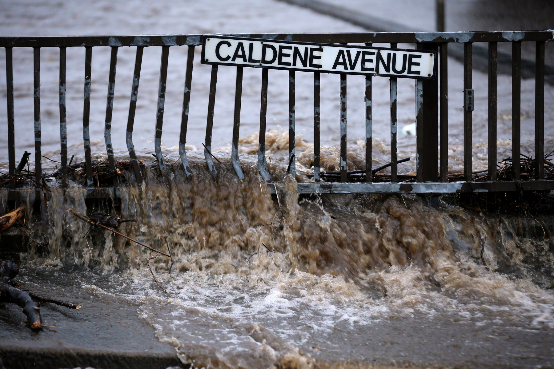 Mentőcsapatok kerülgetik a víz alá került járműveket York utcáin.