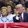 2000-ben Gerald Ford, korábbi amerikai elnök tört ki könnyekben, amikor feleségét Betty Fordot méltatták a republikánusok kongresszusán Philadelphiában.