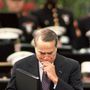 Bob Dole kansasi szenátor Richard Nixon temetésén mondott beszéde után, 1994 áprilisában próbálja visszatartani könnyeit.