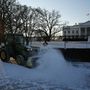Washingtont is elérte a hóhullám, a Fehér Ház előtt géppel takarítják el a leesett havat.