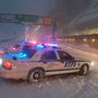 New Yorkban a rendőrök lezárták az utkat a hóvihar miatt.