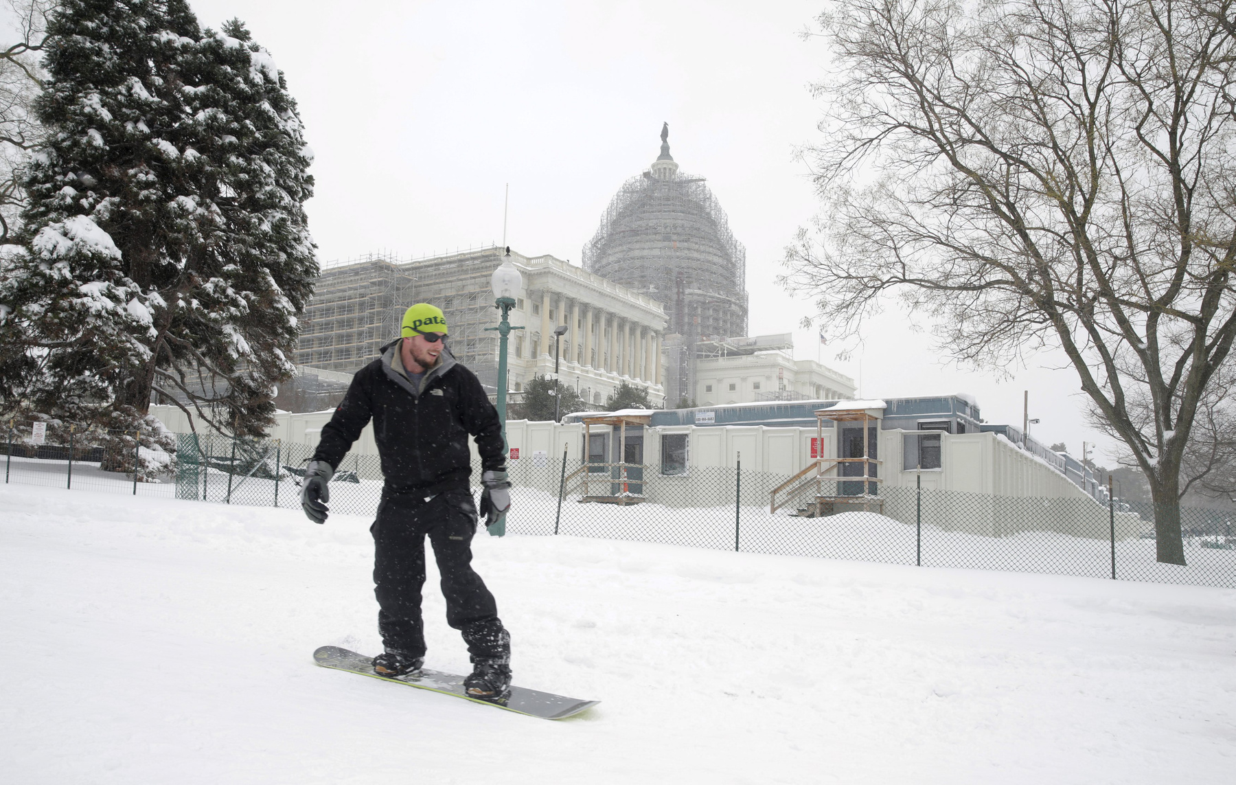 Magányos sétáló a csüdig érő hóban Washingtonban.
