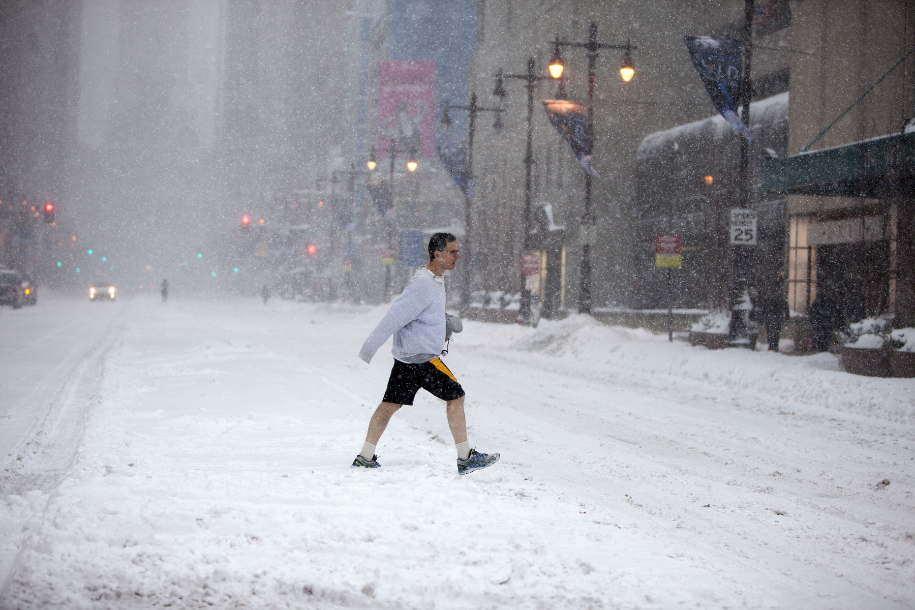 Magányos sétáló a csüdig érő hóban Washingtonban.