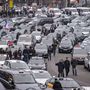 Úttesten parkoló járműveikkel bénítják a párizsi körgyűrű forgalmát az Uber közösségi személyszállító szolgáltatás ellen szervezett taxistüntetés résztvevői 2016. január 26-án. A francia légitársaságok a sztrájk miatt járataik mintegy egyötödét törölték.