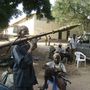 Iszlamista harcosok RPG-rakétával pózolnak az AFP fotósának. 2009. január 12-én vonták ki az etióp csapatokat Mogadisuból, az as-Sabáb katonai sikerként ünnepelték a meghátrálást.