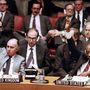 Az ENSZ 1992. december 3-iai közgyűlésén megszavazták, hogy a Szomáliának nyújtott humanitárius segélyszállítmányokat fegyveres erők kísérjék. A képen az Egyesült Államok küldötte, Edward Perkins és Nagy-Britannia képviselője David Hannay látható a szavazáskor.