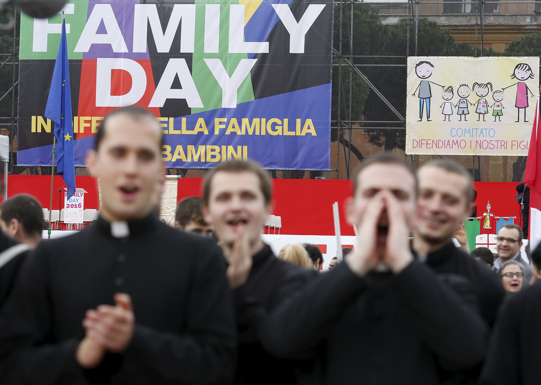 A felmérések szerint a lakosság megosztott az élettársi kapcsolatok bejegyzésének kérdésében, ugyanakkor erőteljesen ellenzi az örökbefogadás jogát. Az Itáliában befolyásos római katolikus egyház többször is emlékeztetett általában a család központi szerepére a társadalomban, de szombati tüntetés ügyében nem foglalt állást. A Family Day mozgalom most harmadik alkalommal szólította tüntetésre híveit.
