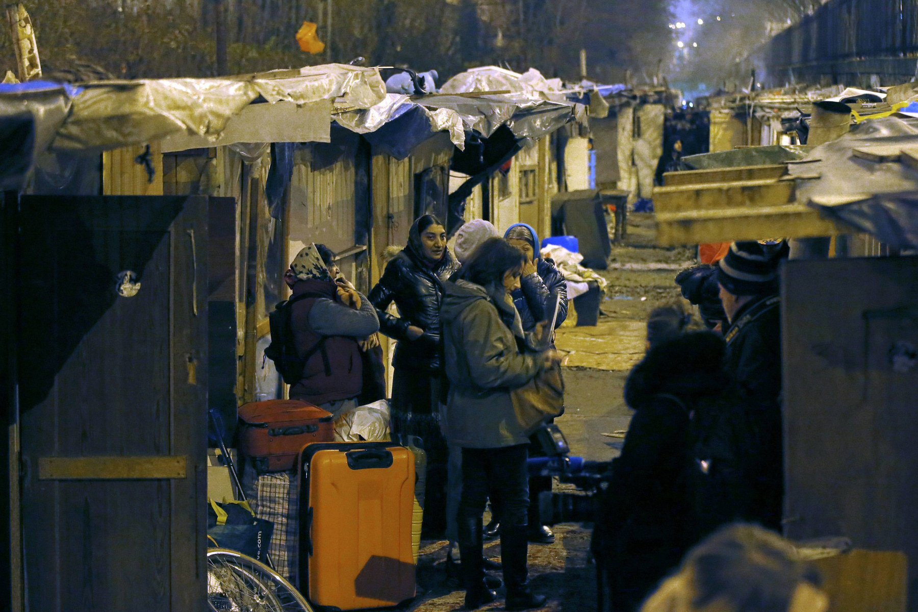 Az Amnesty tiltakozott a bírósági döntés ellen, mivel az semmilyen megfelelő lakhatási megoldást nem javasol. Hasonló kifogással éltek a jogvédők a tavaly kilakoltatott összesen 11 ezer romániai és bolgár romával kapcsolatban, mivel a hatóságok egyetlen csoportnak sem biztosítottak elhelyezkedési lehetőséget, csak kipaterolták őket táboraikból.
