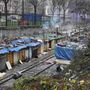 Párizsban az egykori kis körvasút (petite ceinture) évtizedek óta használaton kívüli sínjein nyár óta mintegy négyszáz kelet-európai roma ütött tanyát. A hatóságok a francia vasúttársaság által indított eljárást követően kedden elkezdték a viskóváros felszámolását.