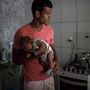 Matheus Lima a két hónapos fiával házuk konyhájában. A gyerek mikrokefáliával született decemberben.