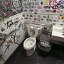 Ez már nem egy tokiói vécé, hanem egy brooklyni, hiába graffitizték a falra, hogy Tokyo.