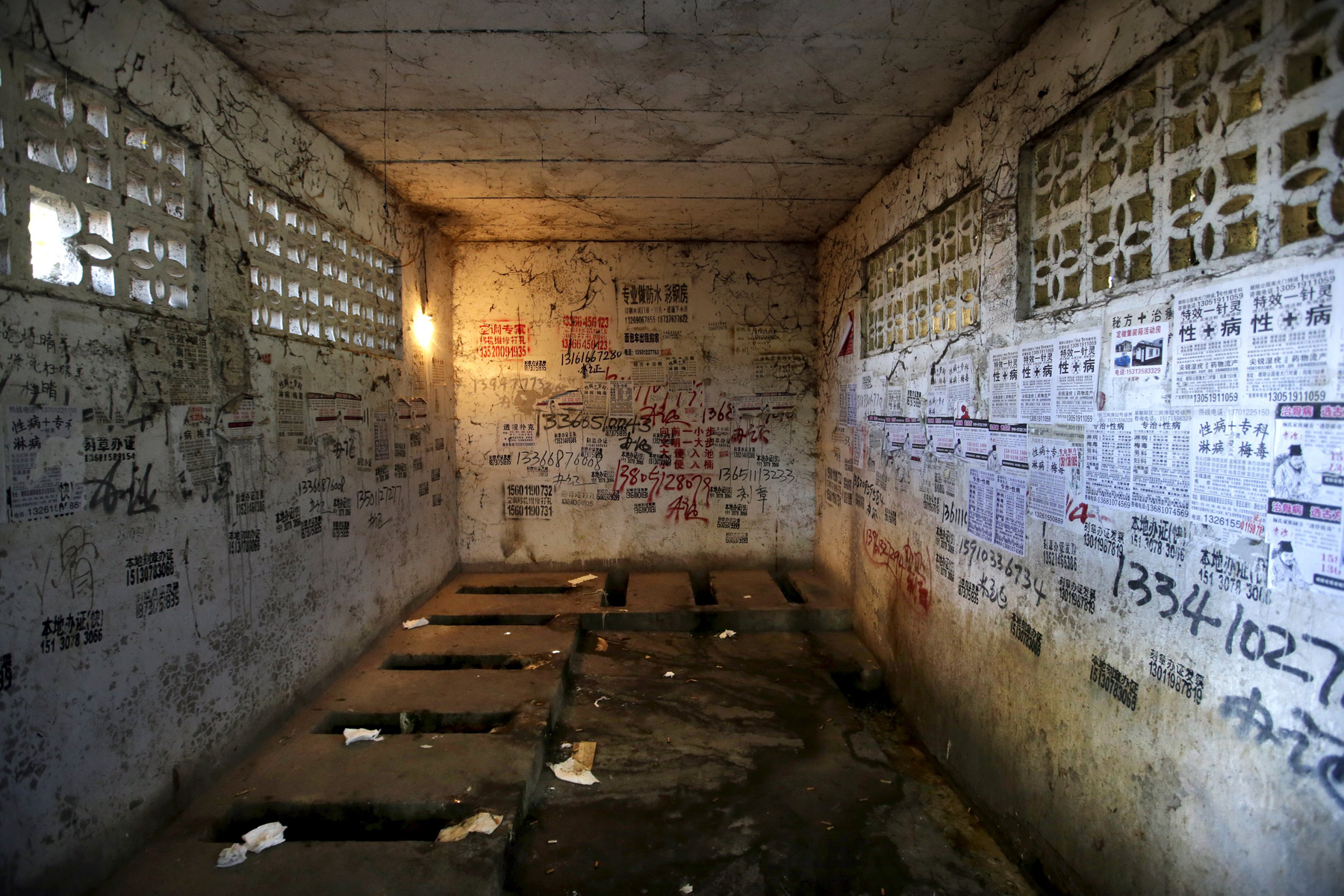 Egy jordániai fogolytáborban a nyilvános vécék és a barakkok között csak méretbeli különbség van.