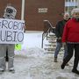 Rubio egyik embere lökdösődött a szenátor bebiflázott vitaválaszaira utaló, robotnak öltözött aktivistával.