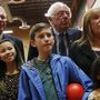 A Sanders család figyeli az eredményeket.