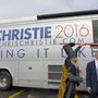A fejét mossák Chris Christie testőrének. Az iowai harmadik helye után New Hampshire-ben is felívelő Marco Rubio floridai szenátor azután esett vissza, hogy a New Jersey-i kormányzó fogást talált rajta a szombati vitán. Csak aztán Christie mindössze hatodik lett az előválasztáson.