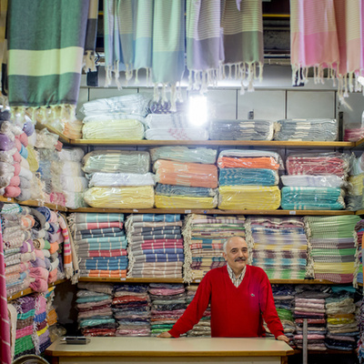 Burak Erdogan kasmír ruhákat és anyagokat árul