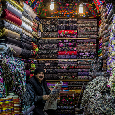 Burak Erdogan kasmír ruhákat és anyagokat árul
