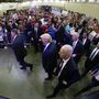 Trump és a testőrei bevonulnak a kampánycsarnokba Louisville-ben