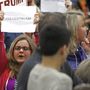 Egy támogatói gesztus a Trump-gálán