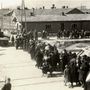 Birkenauba érkező zsidókat vezetnek a II. és III. számú krematórium közelében lévő gázkamrák felé, 1944. május 27.