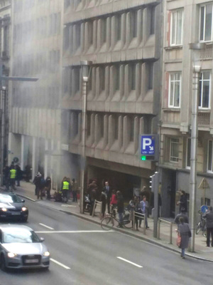 A brüsszeli hatóságok tájékoztatásai szerint a két helyszínen elkövetett merényleteknek összesen 34 áldozata lehet.
