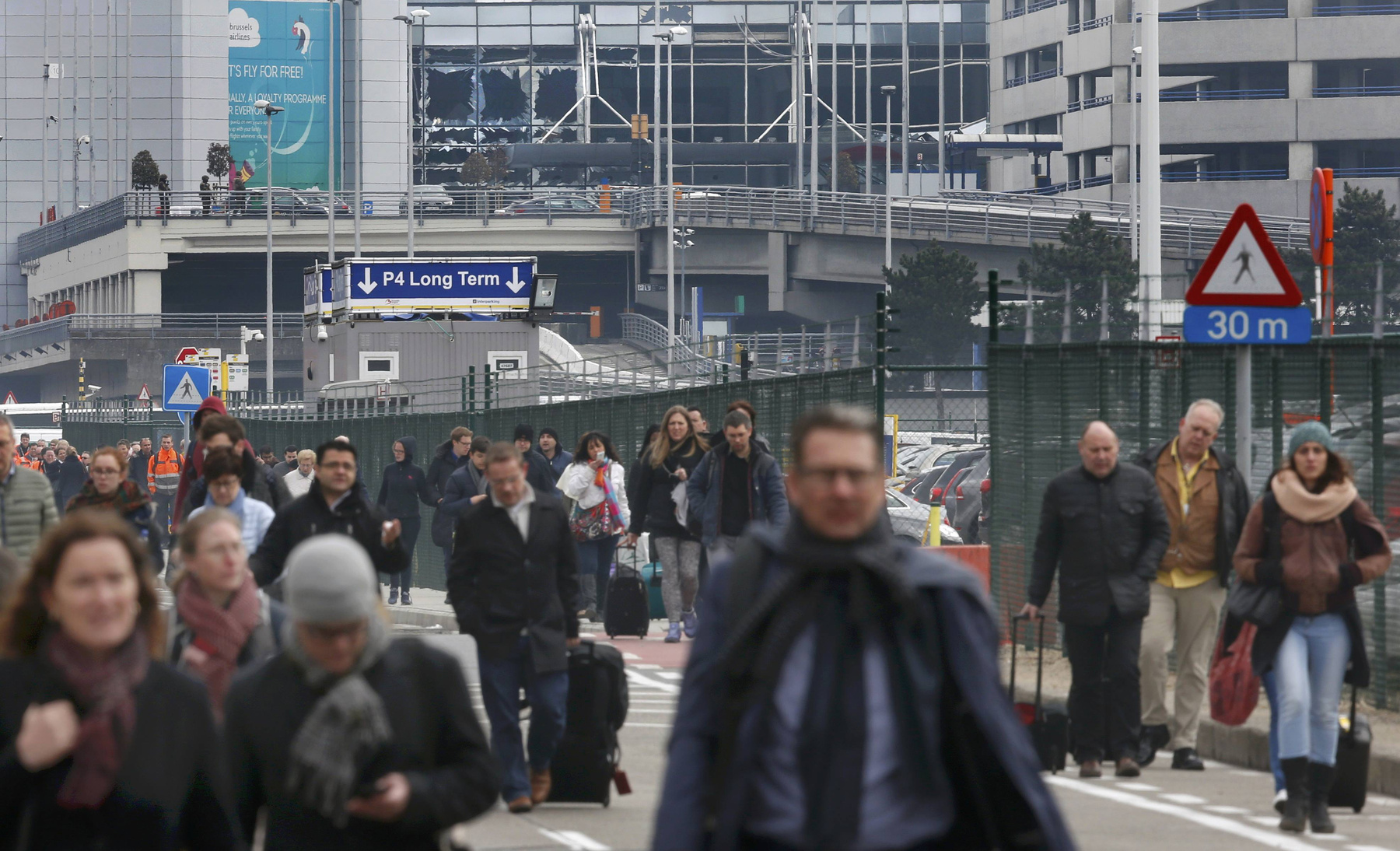 A brüsszeli hatóságok tájékoztatásai szerint a két helyszínen elkövetett merényleteknek összesen 34 áldozata lehet.