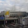 Reggel nyolc óra körül két robbanás volt a brüsszeli Zaventem repülőtér egyik termináljánál, a hatóságok megerősítették, hogy öngyilkos merénylet történt. A robbanás előtt lövéseket lehetett hallani, a merénylő mellett találtak egy Kalasnyikovot.