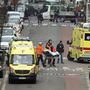A robbantásokat követően leállították a teljes tömegközlekedést Brüsszelben, a metró mellett a buszok és a villamosok sem járnak.