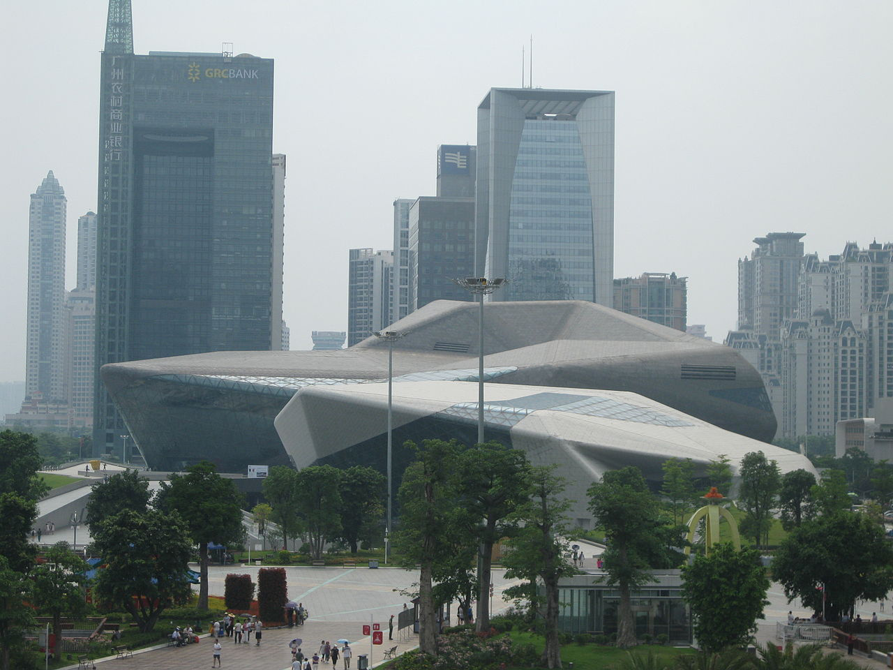 A Hong Kong-i egyetem számára épített torony Zaha Hadid jól ismert toposzait ötvözi jellegzetes épületté. A 2013-ban befejezett Jockey Club Innovation Tower úgy néz ki, mint egy puha anyagból épült toronyház, amit összekuszált valami forgószél. Az ilyen épületek tervezése a számítógépes tervezőprogramok megjelenése előtt szinte lehetetlen lett volna. Zaha Hadid épületei az építészet sajátosságai folytán tervezőjük halála után is szaporodnak a világban. Építés alatt van többek közt egy olasz múzeuma, két kínai irodaháza, és rá emlékeztet majd a 2022-es foci-vb katari stadionja is.