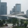 A kantoni operaház (Guangzhou Opera House) a 2010-es év építészeti szenzációja volt. A kiszámíthatatlan síkokkal és ívekkel dolgozó, de mégis harmonikus épület esztétikájával, lenyűgöző méreteivel, és a dizájn megkövetelte speciális építészeti technológiájával is elismerést váltott ki. Az épület egy új korszak kezdetét jelezte azzal is, hogy a progresszív építészet nem a fejlett világban, hanem egy koránt sem demokratikus országban jelent meg.