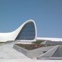 A 2012-ben átadott bravúros Heydar Aliyev Center fogalmazza meg leginkább a sztárépítészetben beköszöntő válságot. Az épület lenyűgöző formái, innovativitása szemben áll a megrendelő Azerbajdzsán féldiktatórikus állapotával, befelé fordulásával, a mindent átszövő korrupcióval. Az egykori KGB-s államfőről elnevezett épületnek funkciója sincs igazán, leginkább önmagától érdekes. 