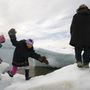 Gyerekek játszanak egy jégsziklán
