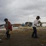 Inuit gyerekek játszanak a település játszóterén