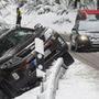 Fennakadt a védõkorláton egy autó a havas úton bekövetkezett baleset után a Baden-Württemberg tartománybeli Titisee-Neustadtban 2016. április 25-én.