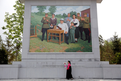 Kim Ir Szen és Kim Dzsongil vezetők portréi egy épület falán Phenjanban.