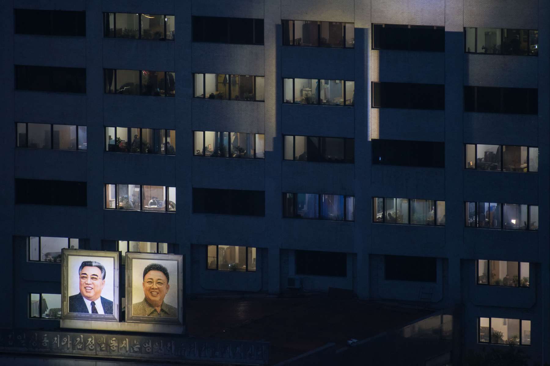 Kim Ir Szen és Kim Dzsongil vezetők portréi egy épület falán Phenjanban.